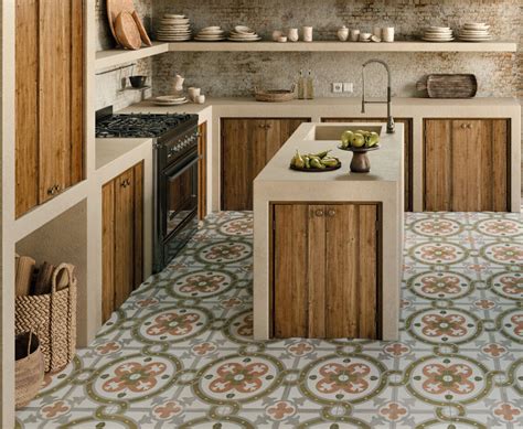 Een keuken met Portugese tegels op de vloer en een deel van de muur