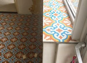 Detailfoto van een handgemaakte Portugese cementtegel die de kleurnuances laat zien