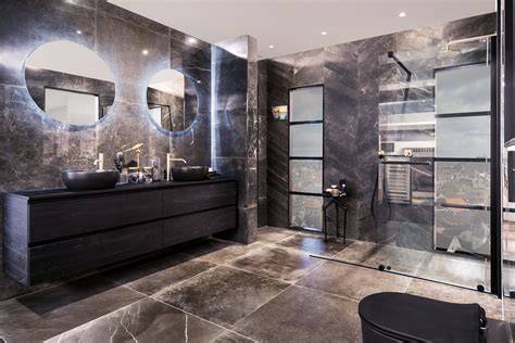 Foto van een badkamer met waterachtige zijden behanglook