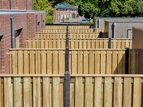 Illustratie van buren die over de schutting praten met bouwplannen.