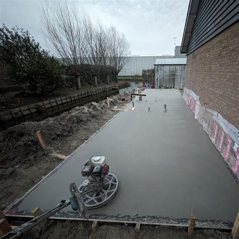 schematische weergave van het aanbrengen van een gevlinderde betonvloer