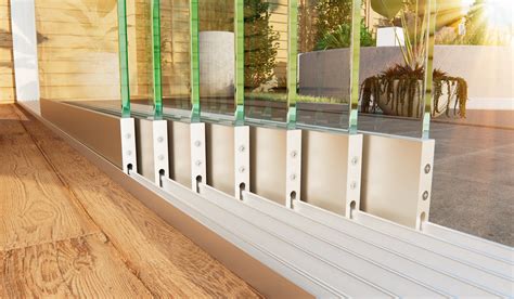 Close-up: glazen panelen in rails met steellook strips
