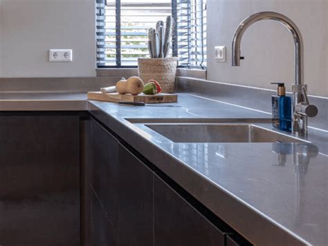 Voorbeeld van een professionele keuken met een hygiënisch RVS aanrechtblad en spoelbak