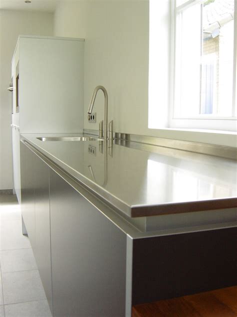 Detailfoto van een modern ogend RVS aanrechtblad dat zijn glans behoudt na verloop van tijd