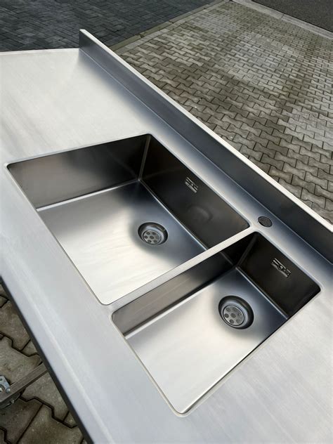 Voorbeeld van een robuust RVS werkblad met dubbele spoelbak en heavy duty uitvoering