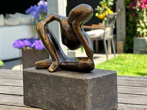 Portiek en bronzen beelden aan de Grote Marktstraat