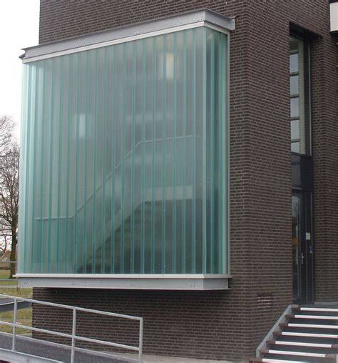 Trappenhuis en lichthal met glas-in-loodramen