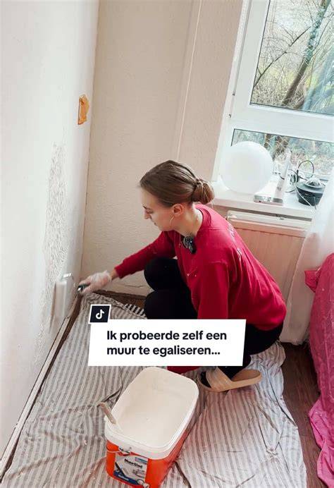 Foto: Verwijdering van verf op een muur met alabastine