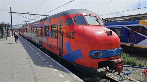 Afbeelding van de vernieuwde Huizen-vestiging met opvallende rode en gele wanden