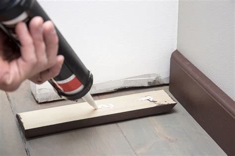 Infographic: Stappenplan voor het lijmen van plinten op een onregelmatige muur