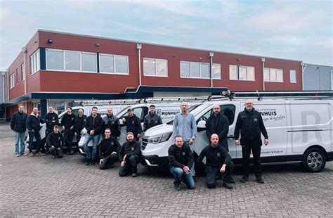 Teamfoto van Rijnhuis Installatietechniek tijdens een project in Houten