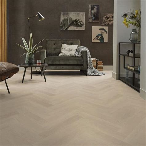 Voorbeeld van een visgraat PVC vloer in een modern interieur