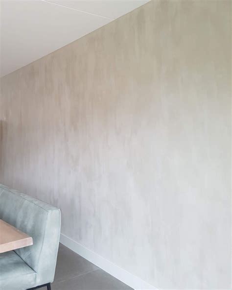 Visuele weergave van een muur geschilderd met Fresco kalkverf, met subtiele kleurnuances en een matte afwerking.