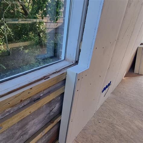 Cross-section van raamkozijn met voorzetwand en PIR