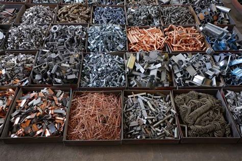 Infographic: Overzicht van kunststof-, metalen- en verzinkte haken en hun toepassingen