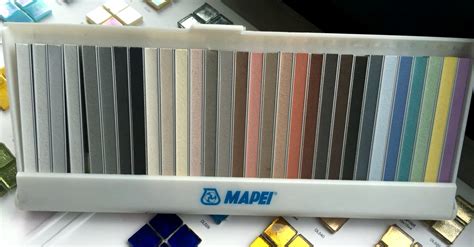 Voorbeelden van gekleurde tegels met diverse voegkleuren.