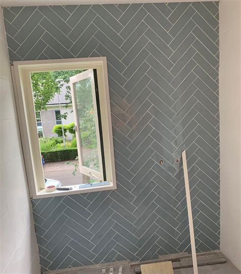 Vergelijking van visgraat tegels met contrasterende en matchende voegen.