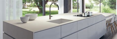 Illustratie van verschillende soorten keukenbladen, met nadruk op natuursteen en composiet.