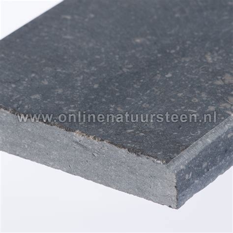 Vergelijking van de textuur en kleur van Belgisch en Chinees hardsteen.