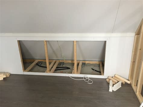 Voorbeeld van een op maat gemaakte knieschot kast op zolder