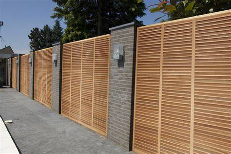 tuin met afgewerkte hardhouten louvre schutting