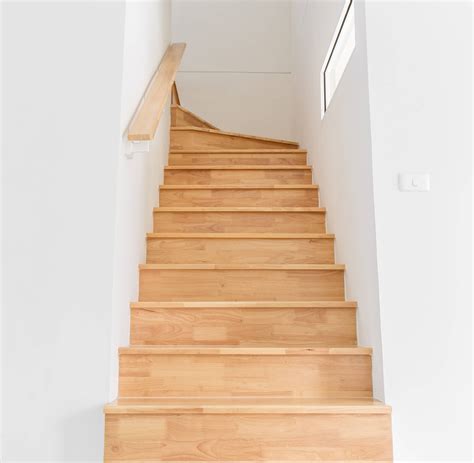 Infografiek: overzicht van houten trappen op maat, kozijnen en bijbehorende onderdelen