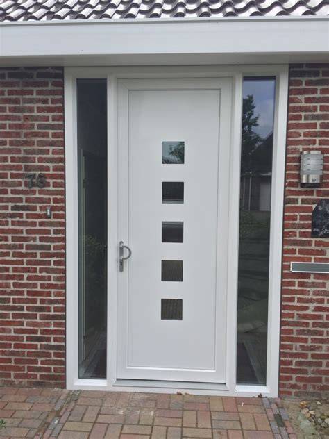 Foto: voordeur met zijlichten en glas