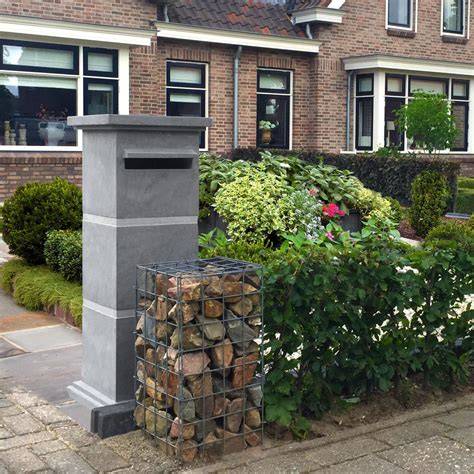 Vrijstaande hardstenen kolom brievenbus op sokkel