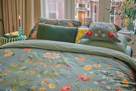 Een afbeelding van een slaapkamer ingericht met Pip Studio dekbedovertrek en bijpassende kussens.