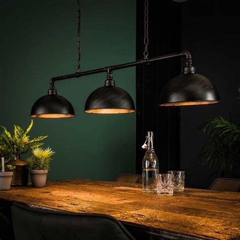 Voorbeeld: robuuste industriële hanglamp met metalen kap en glazen voet