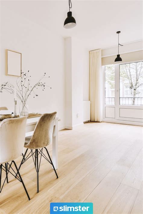 Een stijlvolle woonkamer met een houten laminaatvloer
