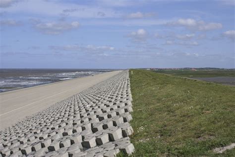 Dwarsdoorsnede van een betonnen zeewering die schade door zout water vertoont