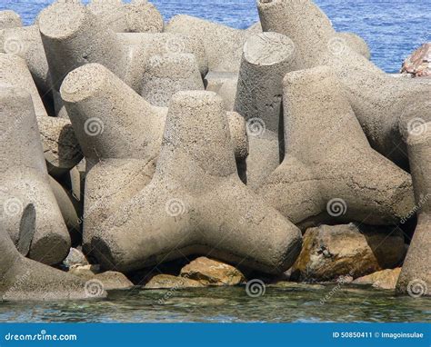 Foto van tetrapods die als golfbreker fungeren
