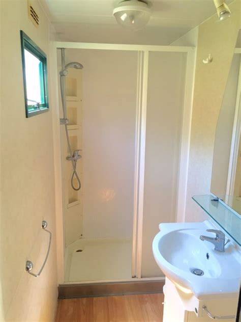 compacte stacaravan badkamer met douchecabine