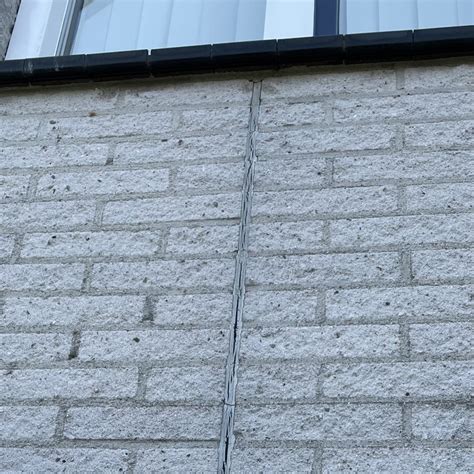 Voorbeeld van een gekitte gevel met dilatatievoegen rondom kozijnen