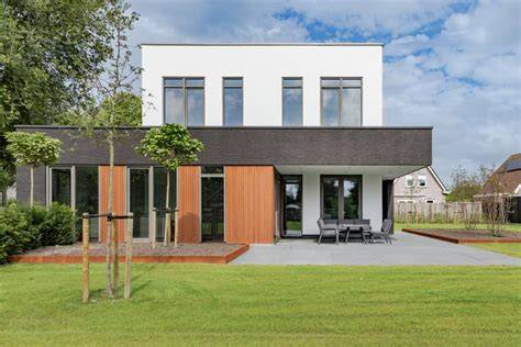 Fotocollage van referentiearchitectuur: kathedralen, historische gevels, moderne woonblokken