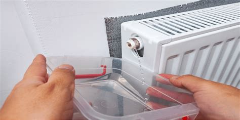 Diagram dat het ontluchten van een radiator uitlegt