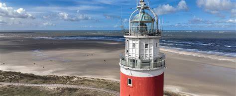 Uitzicht_op_de_vuurtoren_en_strand.jpg