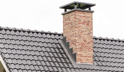 Illustratie van een gerenoveerde schoorsteen met nieuw lood en dekplaat