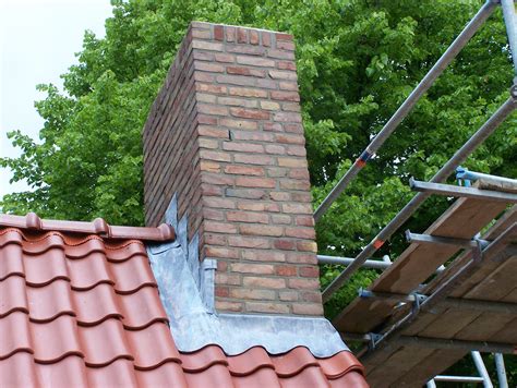 Foto van een schoorsteen die geïmpregneerd wordt