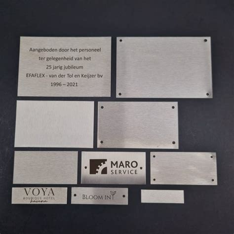 Illustratie van verschillende naambordontwerpen en materialen (RVS, hout, leisteen, plexiglas) op een rij