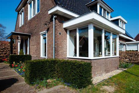 Voorbeeld van een prefab erker in trapeziumvorm met grote glaspartijen