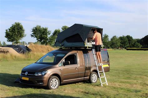 Illustratie: Daktent op auto