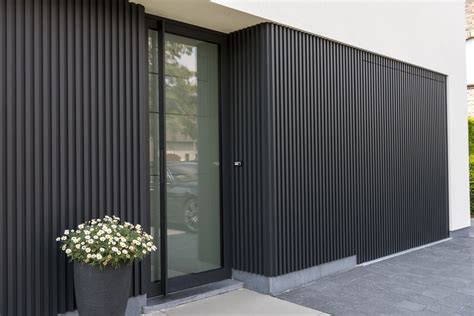 Een moderne woning met strakke aluminium gevelbekleding.