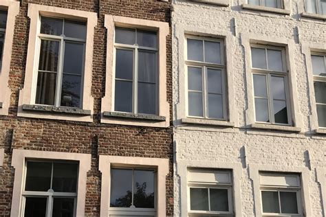 Vergelijking van een gevel voor en na voegwerk, met de nadruk op het verbeterde uiterlijk