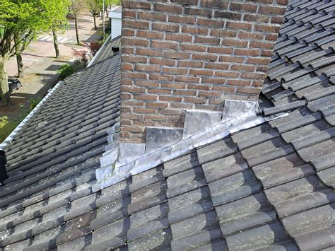 Diagram dat de correcte plaatsing van loodslabben in metselwerk toont om lekkage te voorkomen