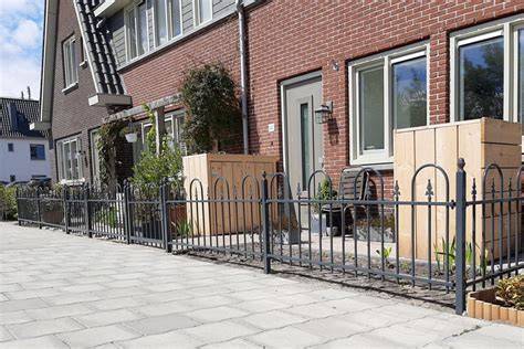 Scheiding van tuin en straat met sierhekwerk in een moderne stijl