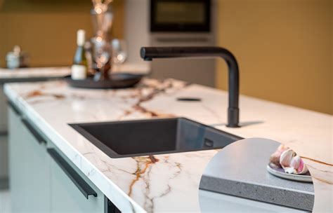 Illustratie van een dun keramisch keukenblad met glasvezelversterking