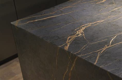 Collage van verschillende keramische keukenbladen met diverse afwerkingen en patronen