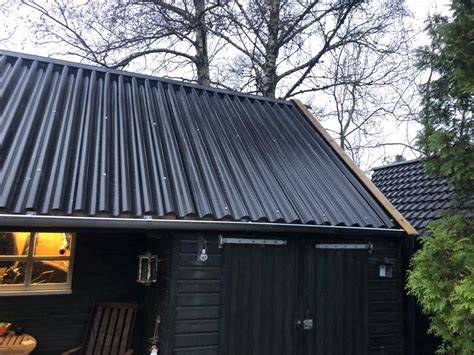 Foto: Voorbeelden van golfplaten op een tuinhuis